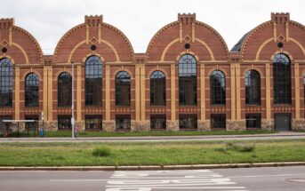 Entdecken Sie die Geschichte und Architektur der Industrieschule Chemnitz! (Foto: AdobeStock - Jens 385059436)
