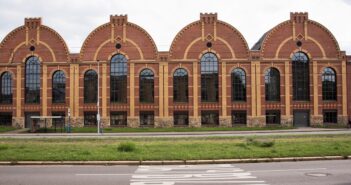Entdecken Sie die Geschichte und Architektur der Industrieschule Chemnitz! (Foto: AdobeStock - Jens 385059436)