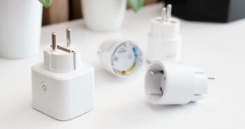 Smart Plug – Nachhaltige Technologie für ein grüneres Zuhause (Foto: AdobeStock - 898530240 Proxima Studio)